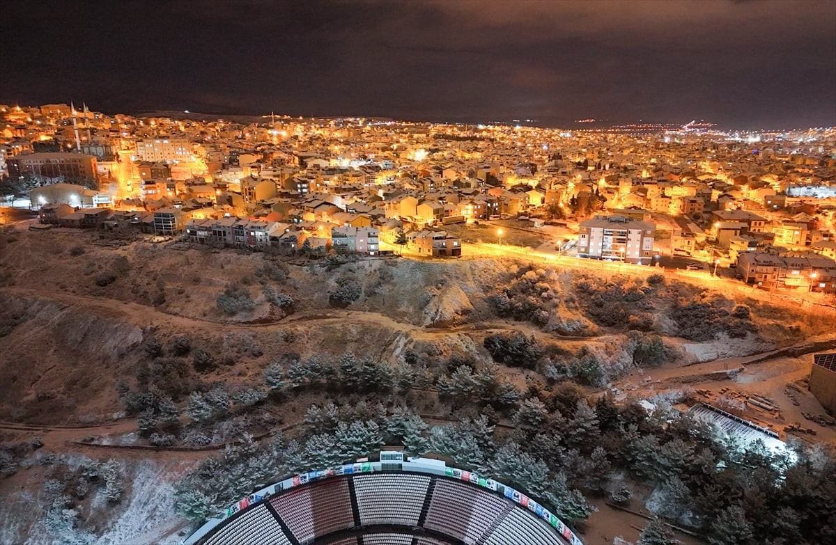 Uşak kent merkezi mevsimin ilk kar yağışıyla beyaza büründü.