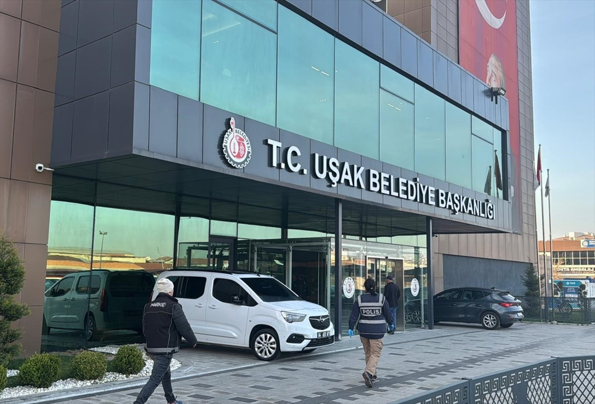 Uşak, Kocaeli ve Ankara'da düzenlenen rüşvet operasyonunda Uşak Belediye Başkanı Özkan Yalım'ın da...