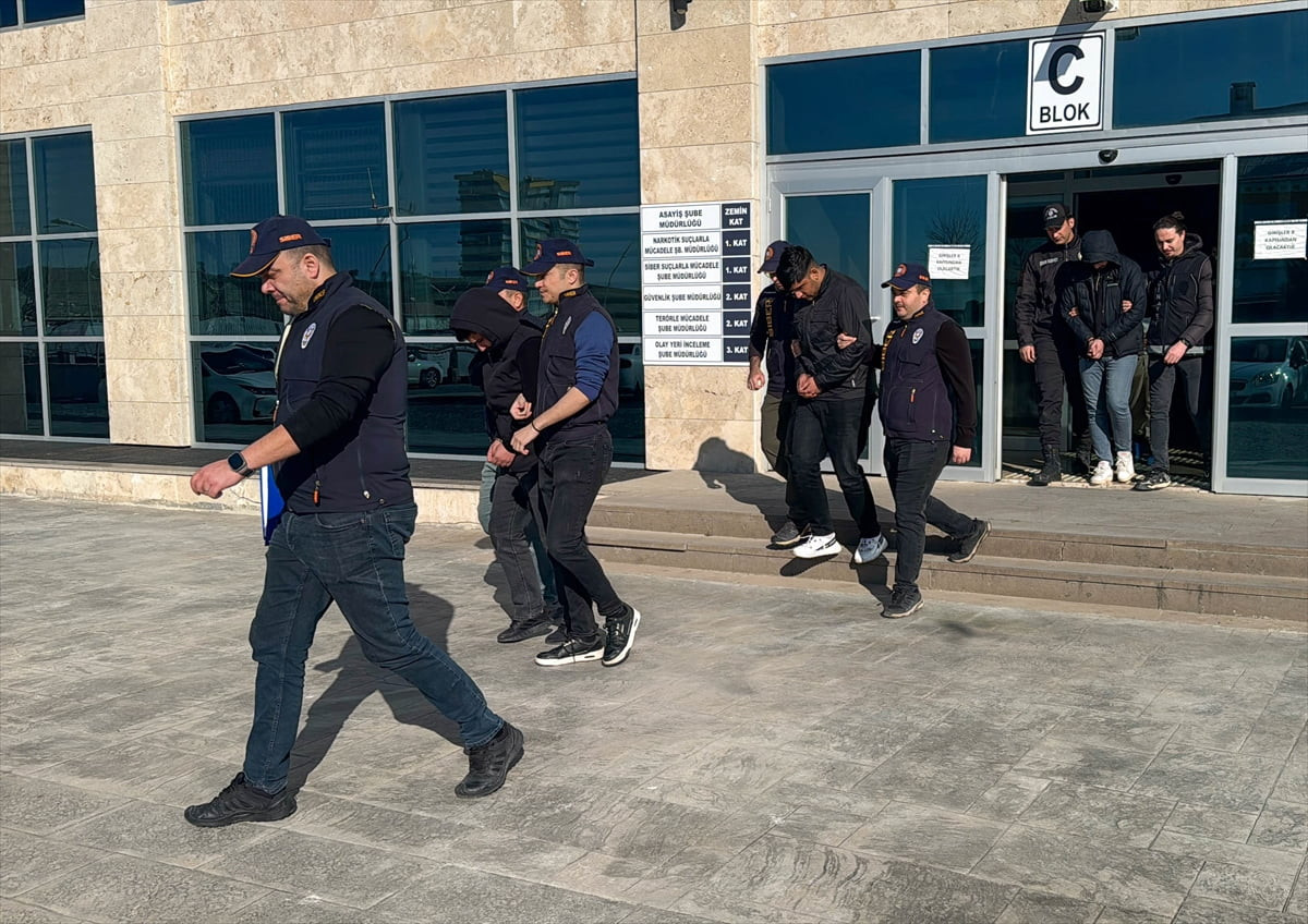 Uşak merkezli 5 ilde düzenlenen yasa dışı bahis ve nitelikli dolandırıcılık operasyonunda...