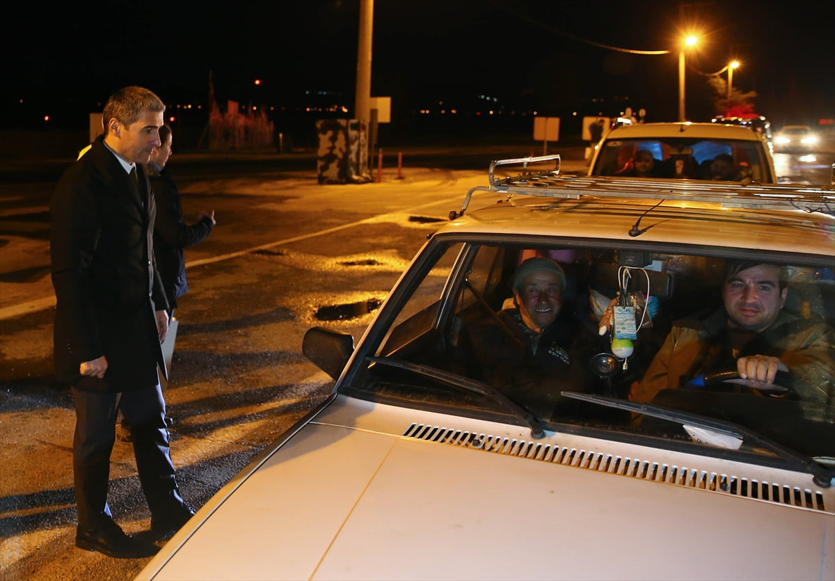 Uşak Valisi Naci Aktaş (solda), yeni yıl öncesinde kentteki polis ve jandarma bölgesindeki...