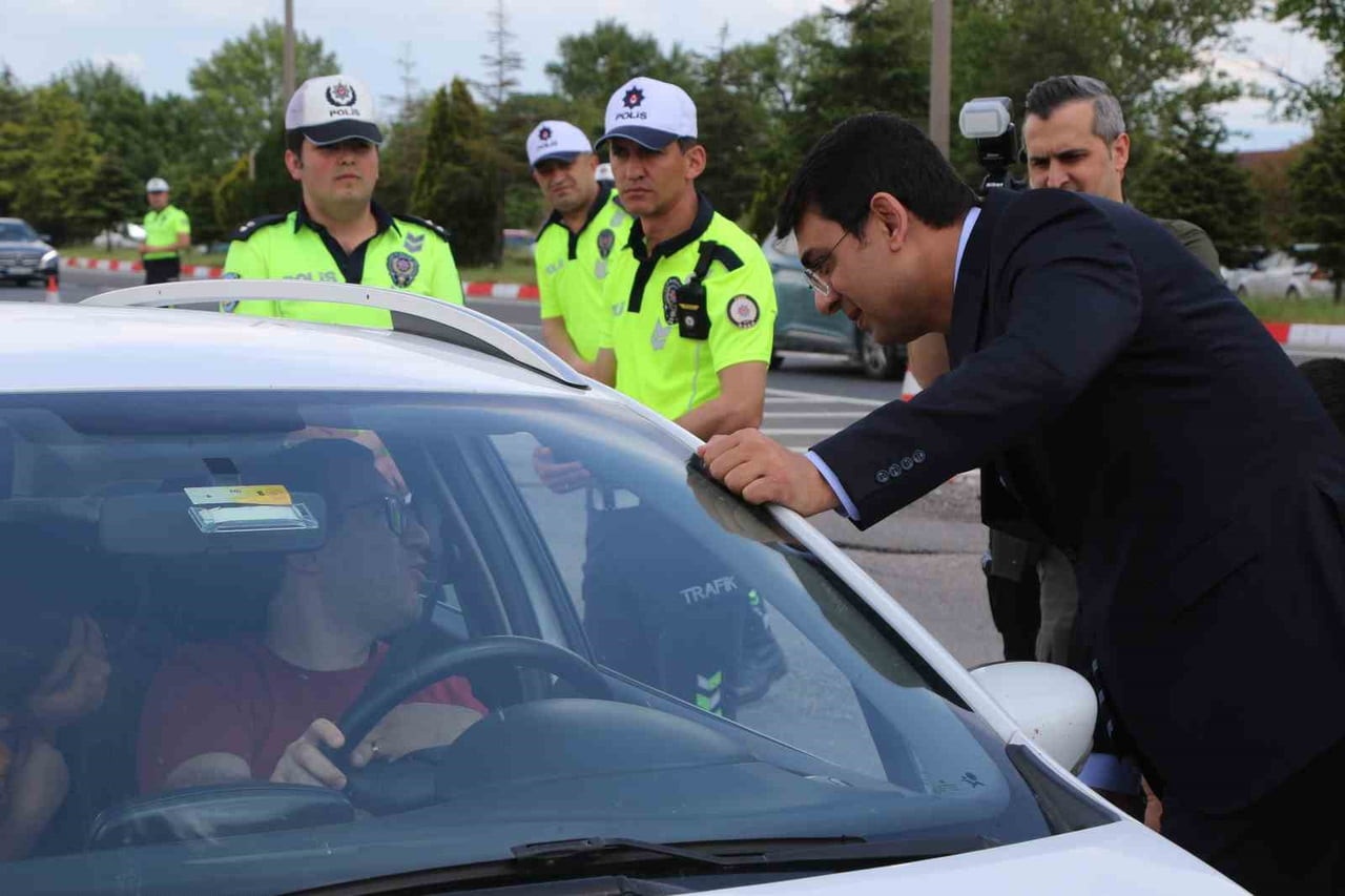 UŞAK VALİSİ SERDAR KARTAL, ANKARA-UŞAK KARA YOLUNDA BULUNAN ŞEHİT ABDULLAH BIYIK UYGULAMA...