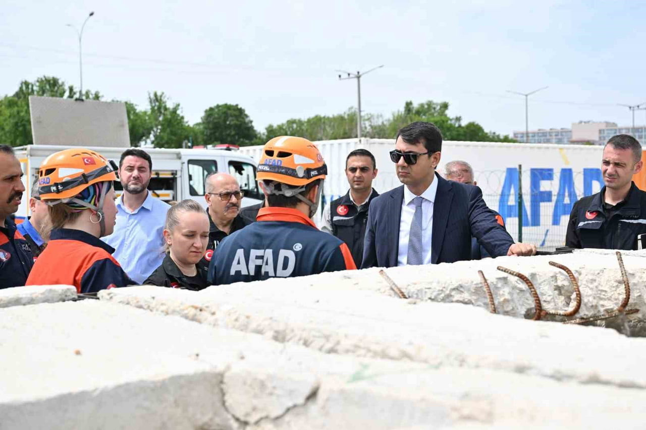 UŞAK VALİSİ SERDAR KARTAL, İL AFET VE ACİL DURUM MÜDÜRLÜĞÜ’NÜ ZİYARET EDEREK YÜRÜTÜLEN ÇALIŞMALAR...