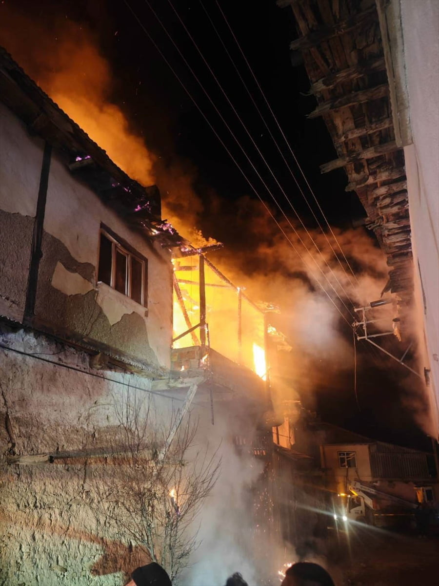 Uşak'ın Banaz ilçesinde 2 katlı evde çıkan yangın hasara neden oldu.