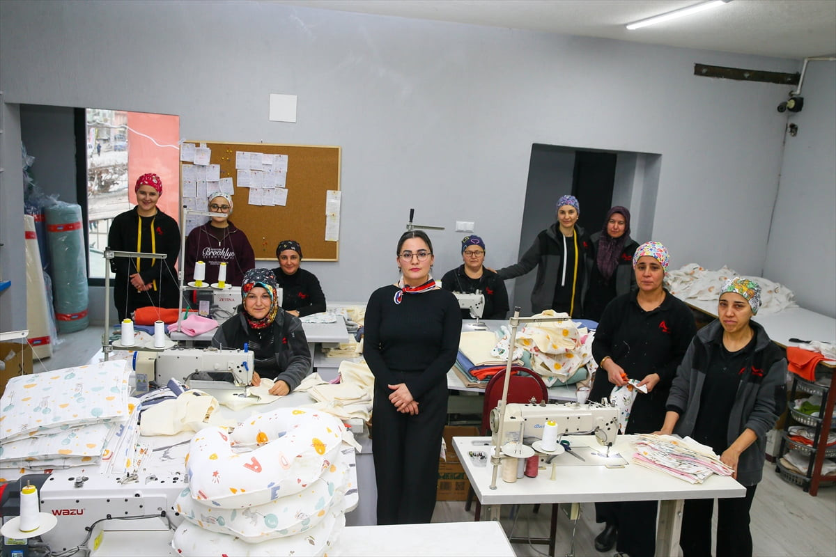 Uşak'ın Banaz ilçesinde evinin bir odasında yenidoğanlar için tekstil ürünleri üretmeye başlayan...
