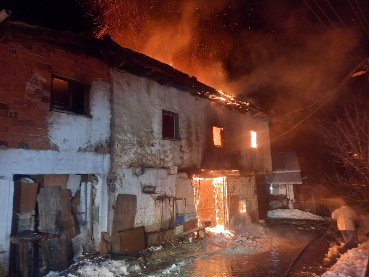 Uşak'ın Banaz ilçesinde iki katlı evde çıkan yangında dumandan etkilenen çift hastanede tedavi...