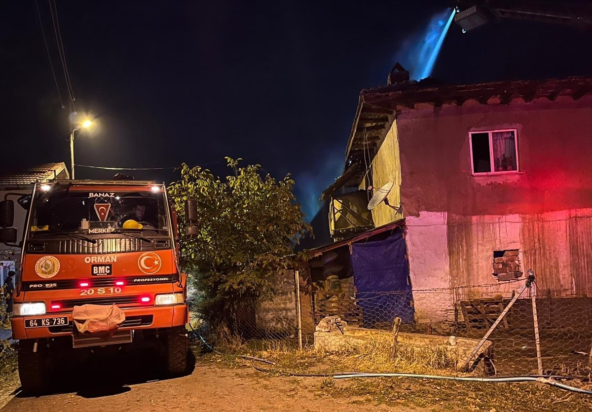 Uşak'ın Banaz ilçesinde, yıldırım düşmesi nedeniyle 2 katlı evin çatı kısmında çıkan yangın...