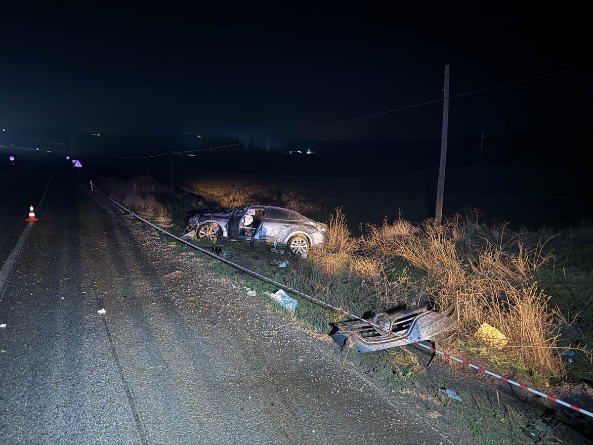 Uşak'ın Eşme ilçesinde devrilen otomobildeki 1 kişi hayatını kaybetti, biri çocuk 3 kişi...