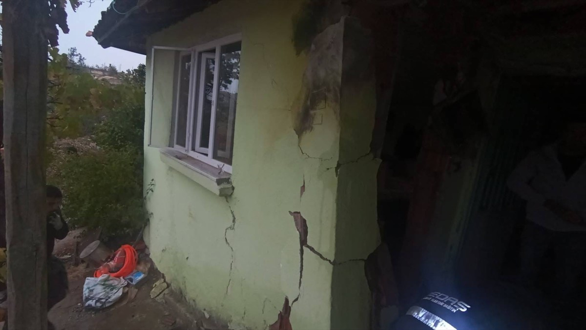 Uşak'ın Eşme ilçesinde müstakil bir evde yıldırım düşmesi sonucu hasar meydana geldi.