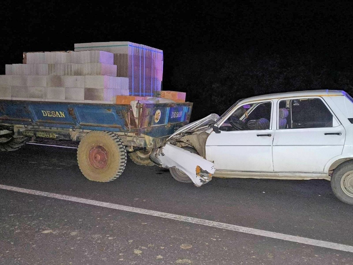 Uşak'ın Eşme ilçesinde traktörün römorkuna çarpan otomobildeki 3 kişi yaralandı.