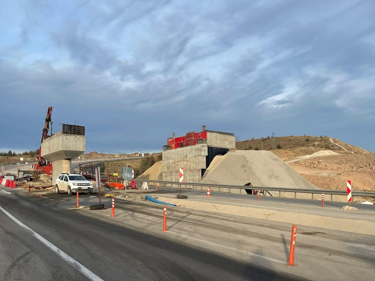 Uşak'ın Eşme ilçesinde üst geçin inşaatından düşen işçi, kaldırıldığı hastanede hayatını...