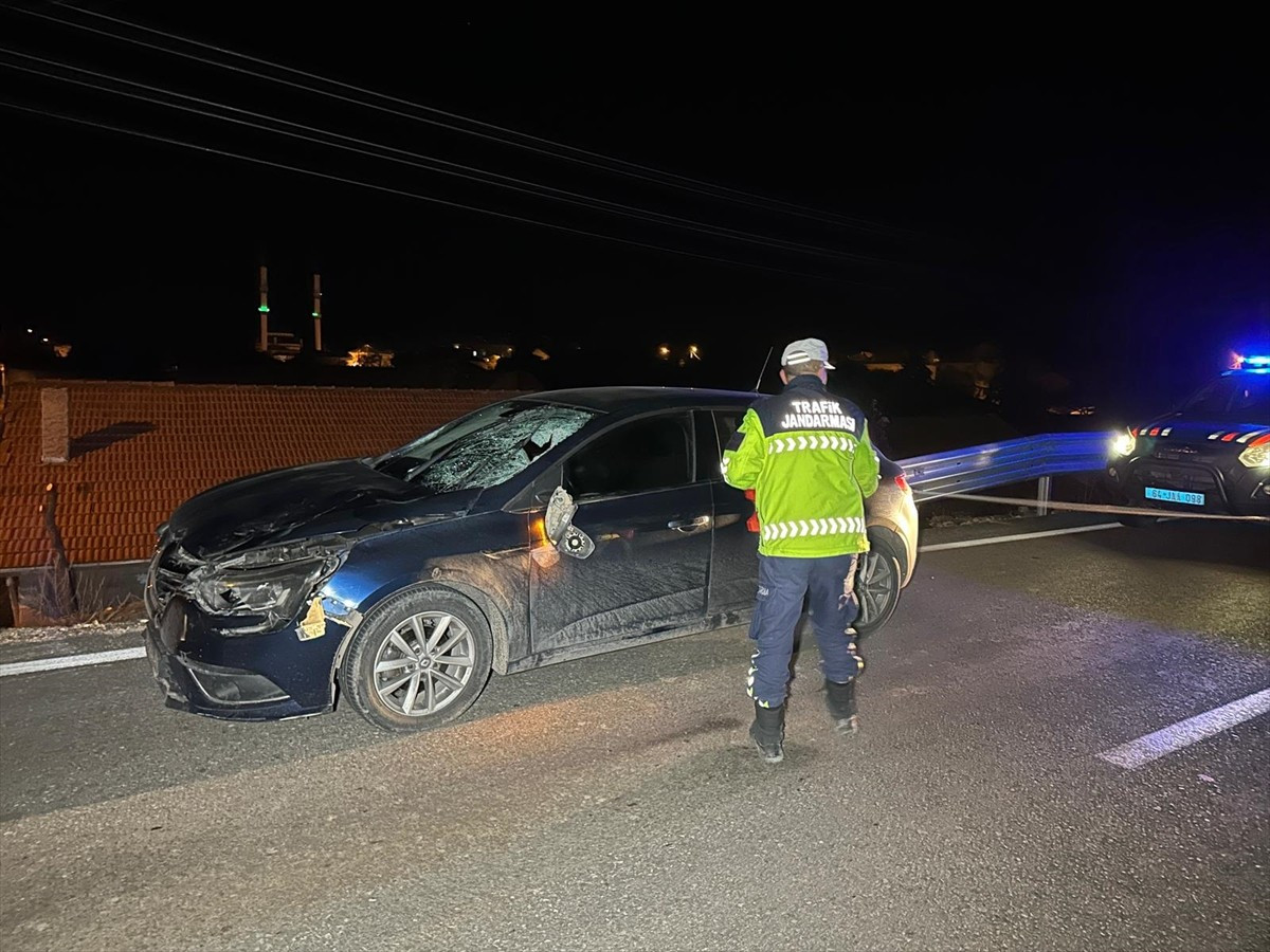 Uşak'ın Eşme ilçesinde yolun karşısına geçmeye çalıştığı sırada otomobilin çarptığı 3 kişi...