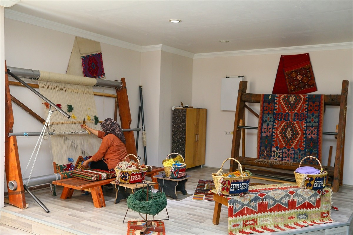 Uşak'ın Eşme ilçesine bağlı İsalar köyünde, 1969'da geçimini Eşme kilimi dokuyarak sağlayan bir...