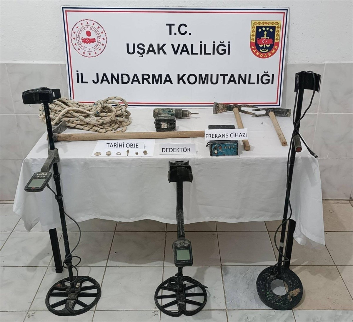 Uşak'ın Karahallı ilçesinde kaçak kazı yapan 3 şüpheli gözaltına alındı. Olay yerinde yapılan...