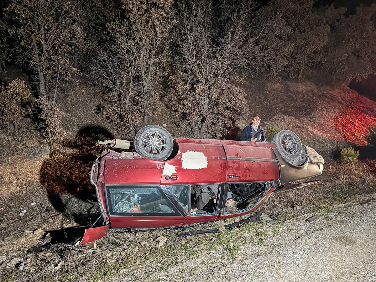 Uşak'ın Sivaslı ilçesinde iki otomobilin çarpışması sonucu 2'si çocuk 5 kişi yaralandı. 