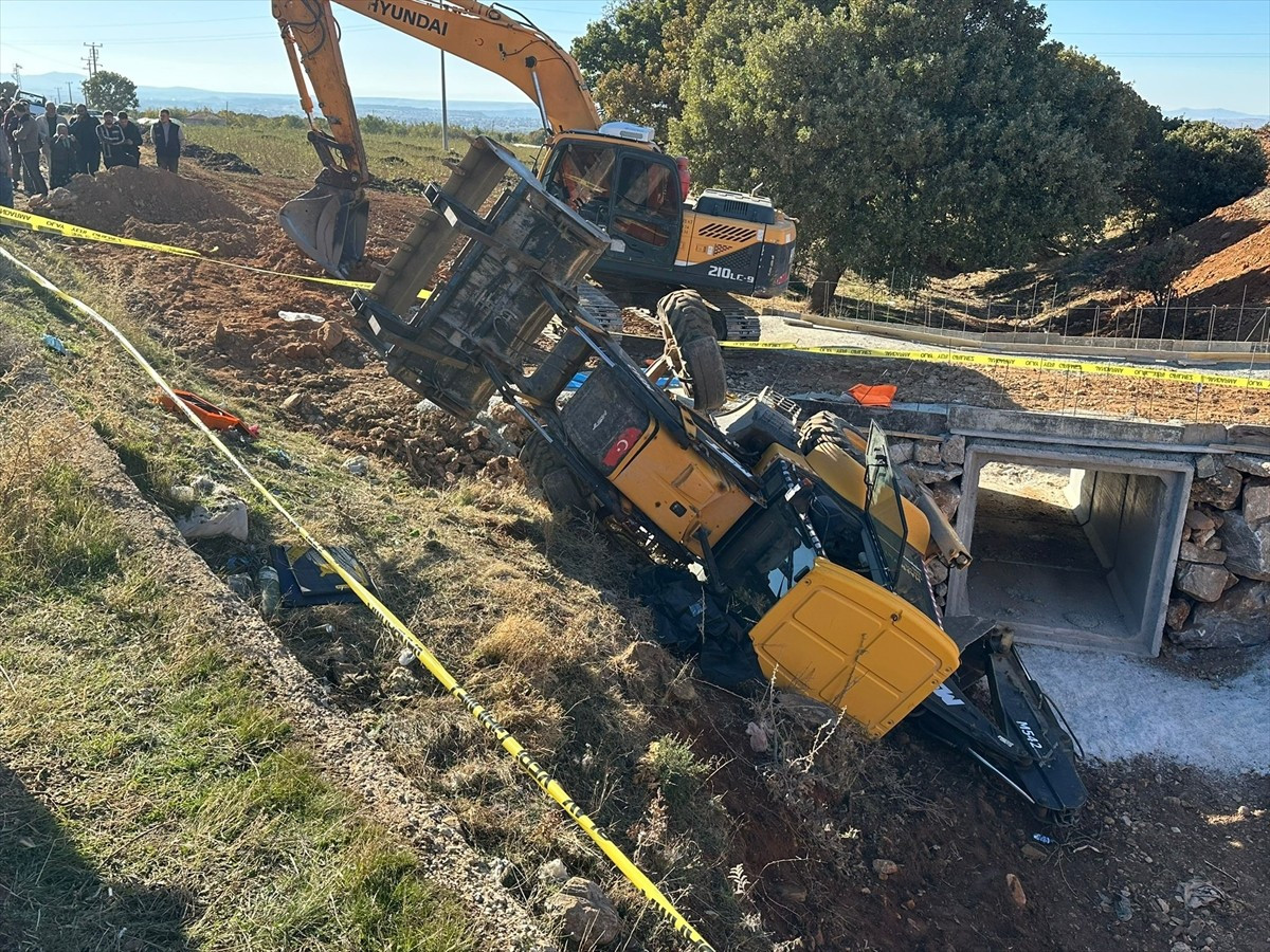 Uşak'ın Sivaslı ilçesinde kepçenin devrilmesi sonucu 1 kişi hayatını kaybetti.