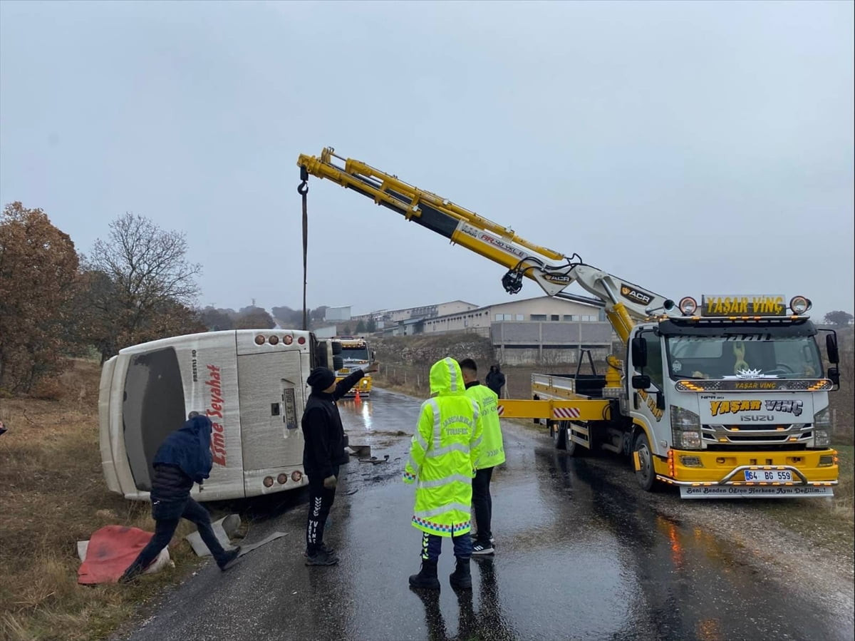 Uşak'ın Ulubey ilçesinde devrilen yolcu midibüsündeki 5 kişi yaralandı. İhbar üzerine olay yerine...