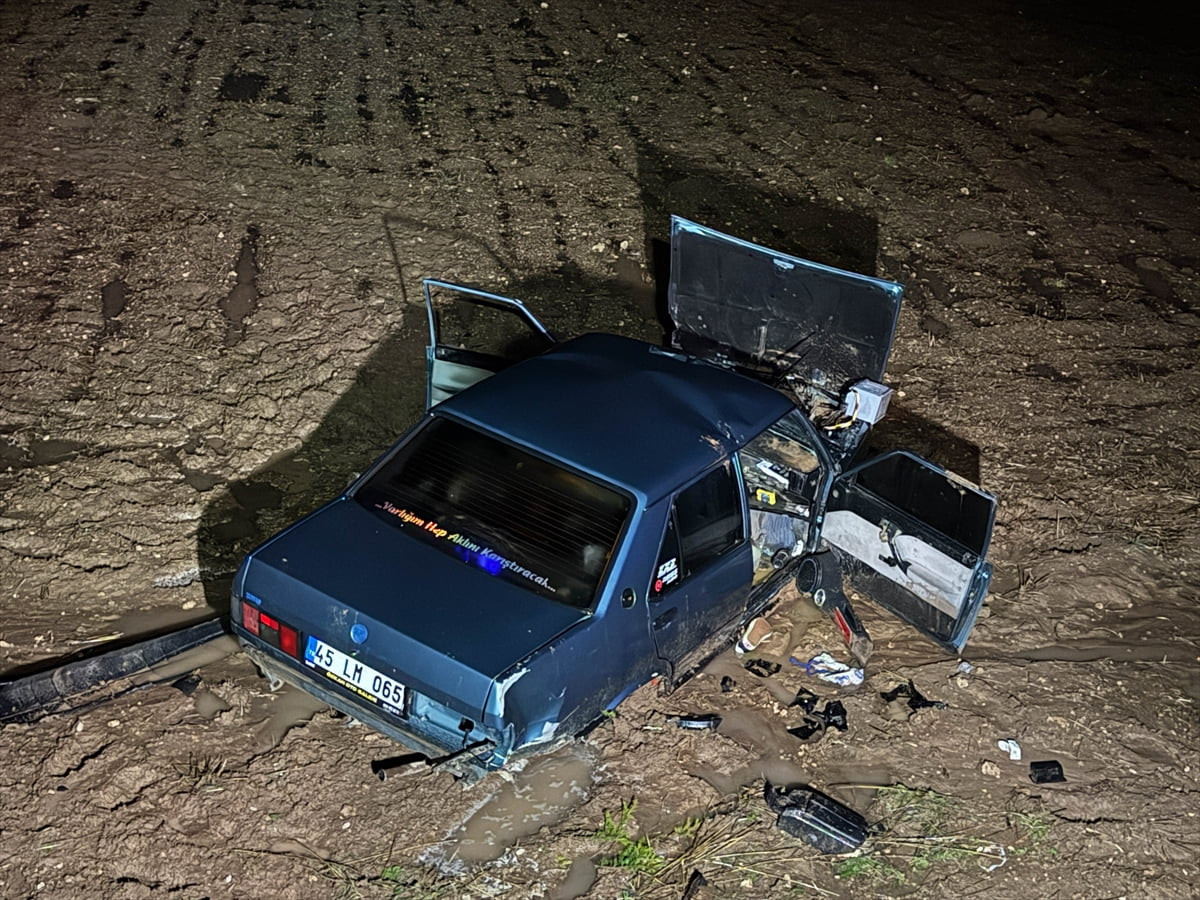 Uşak'ın Ulubey ilçesinde iki otomobilin çarpıştığı kazada 5 kişi yaralandı.