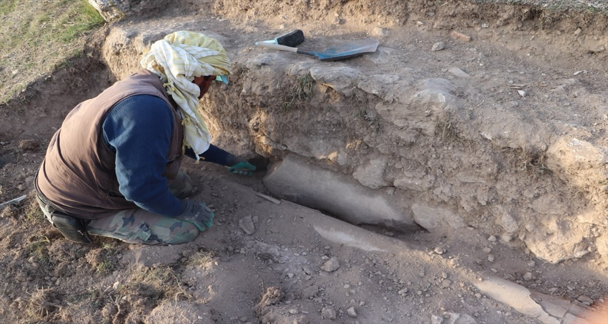 Uşak'ın Ulubey ilçesindeki Blaundos Antik Kenti'nde bulunan başı, kolları ve bacakları olmayan...