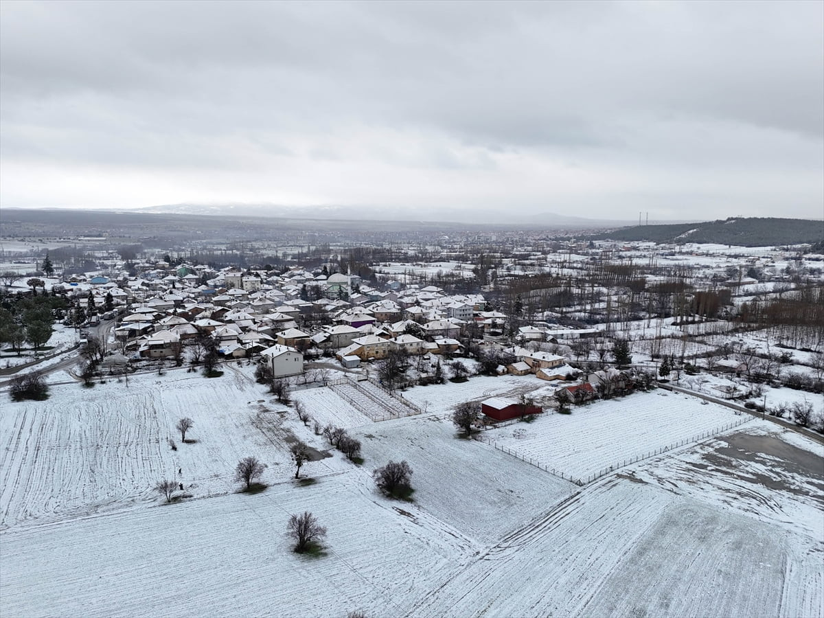 Uşak'ın yüksek kesimleri kar yağışıyla beyaza büründü.