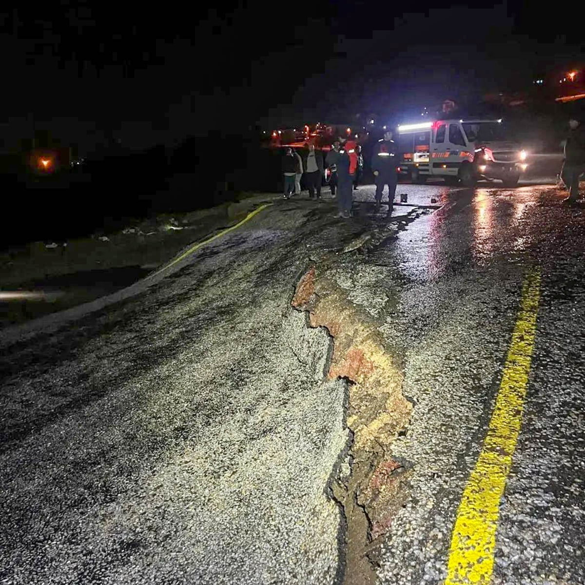 Uşak'ta akşam saatlerinden itibaren etkili olan yağış nedeniyle yol çöktü.