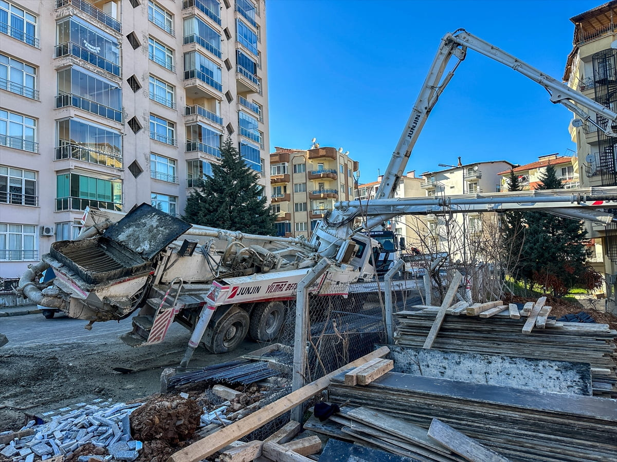 Uşak'ta beton pompasının düşen kolunun altında kalan işçi kaldırıldığı hastanede hayatını...
