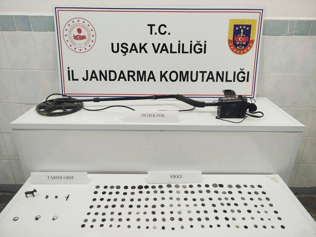 Uşak'ta bir evde farklı dönemlere ait 161 sikke ve 7 tarihi obje ele geçirildi.
