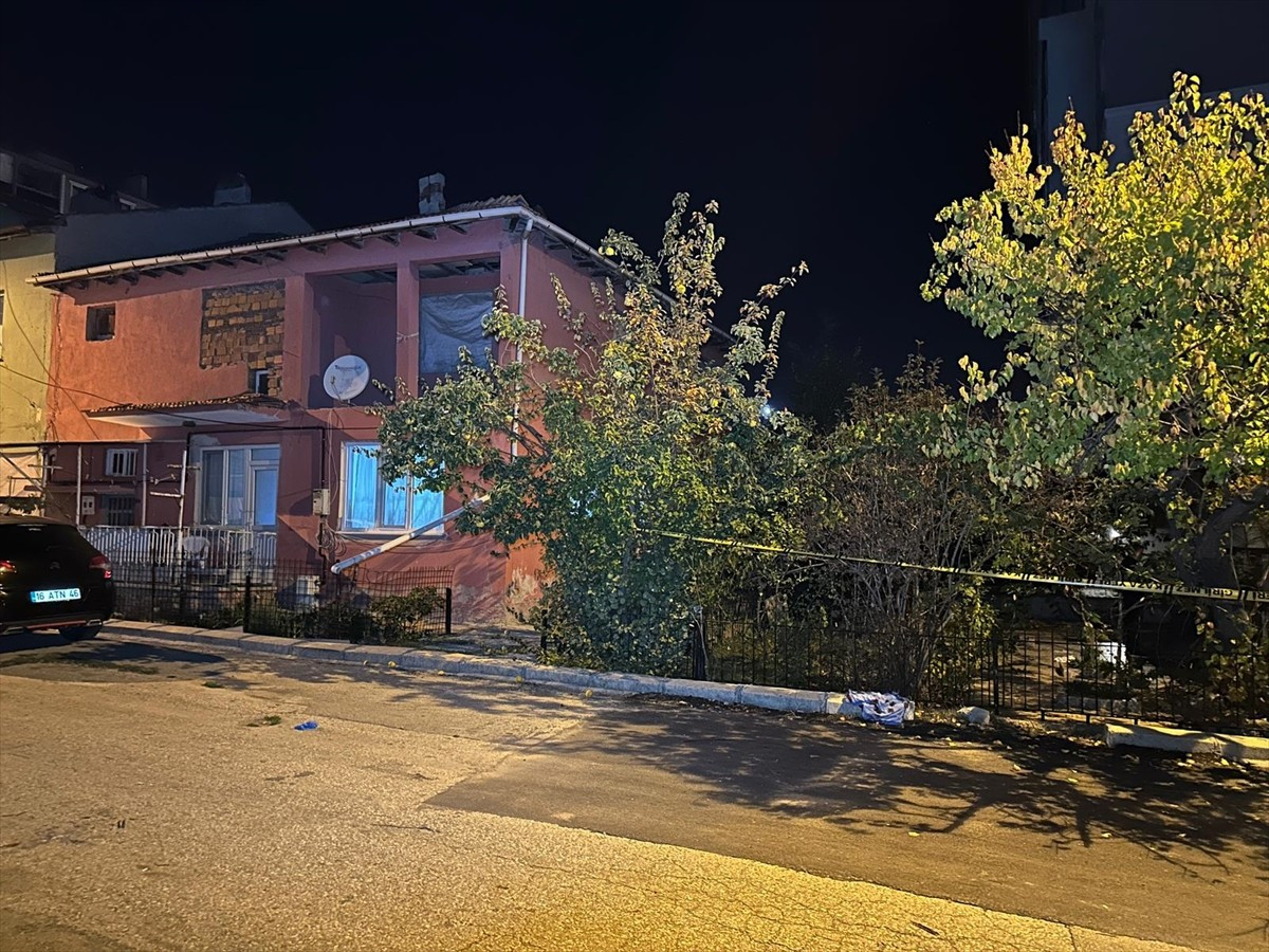 Uşak'ta birlikte yaşadığı babası ve babaannesi ile komşusunu bıçakla yaralayan şüpheli gözaltına...