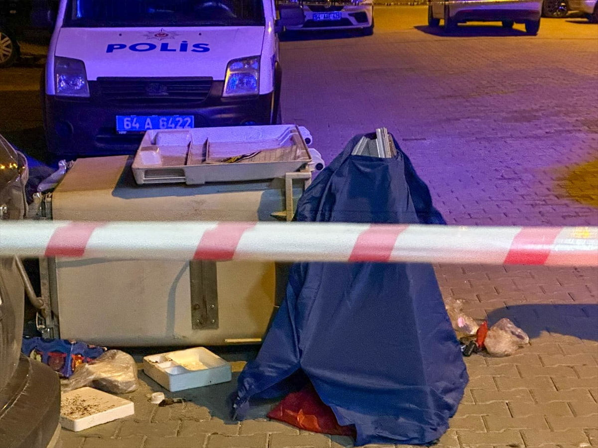 Uşak'ta çöp konteynerinde poşetin içinde yeni doğmuş bebek cesedi bulundu. Polis ekipleri olay...