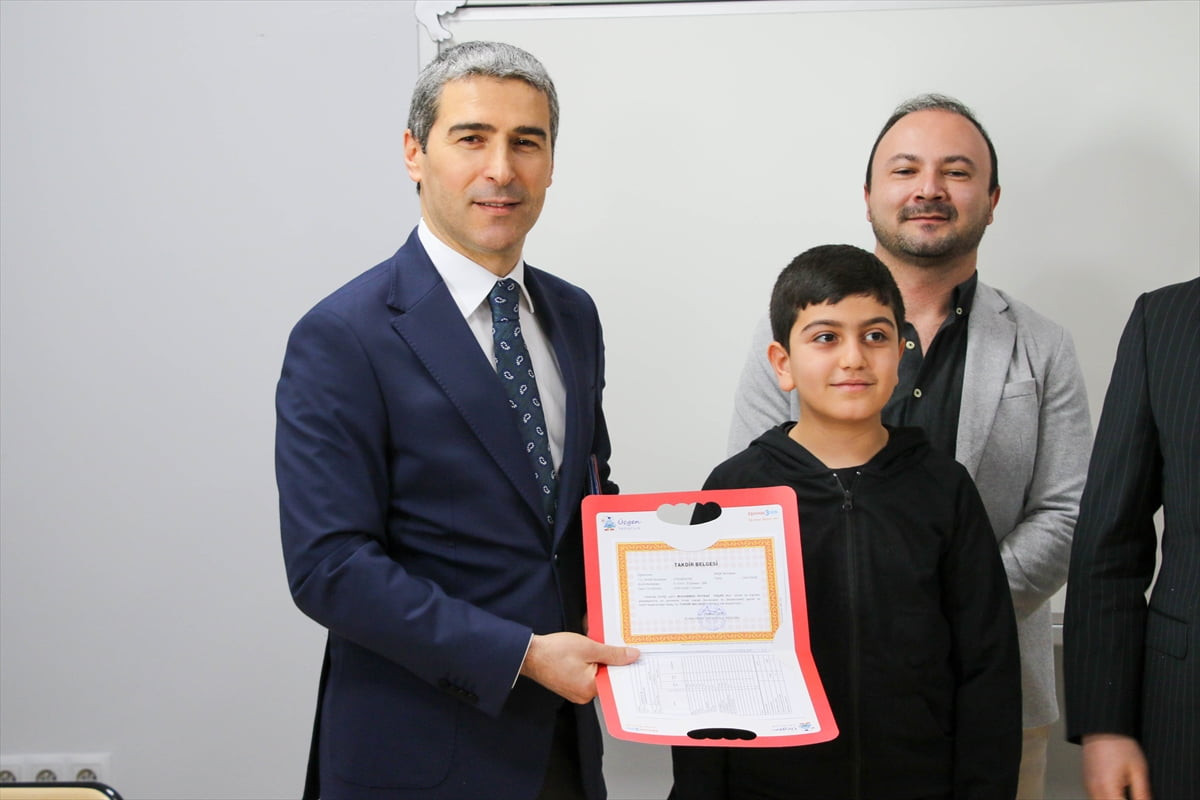 Uşak'ta, eğitim öğretim yılının birinci döneminin tamamlanmasıyla öğrenciler karnelerini aldı....