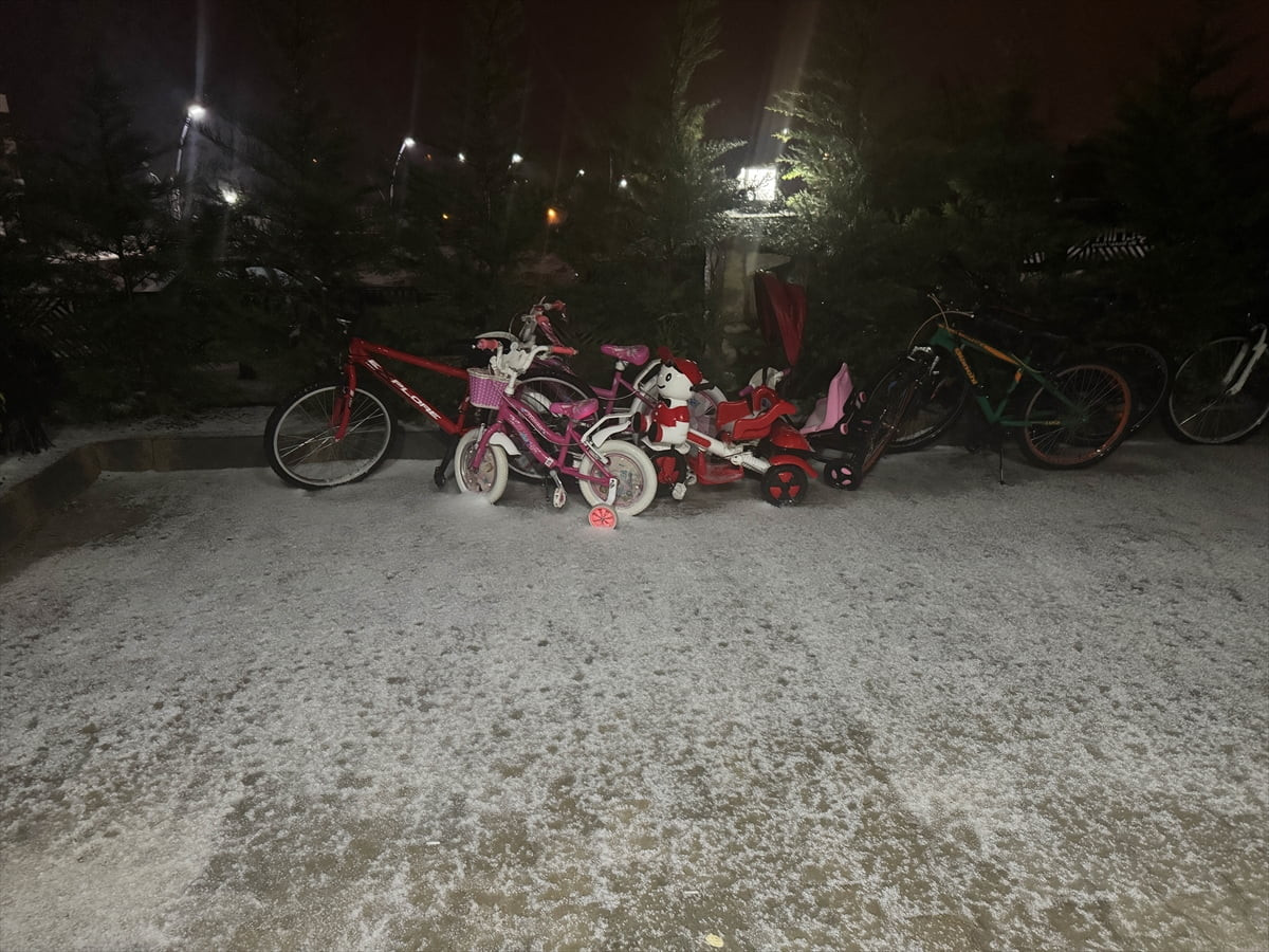 Uşak'ta etkili olan dolu nedeniyle yollar, cadde ve sokaklar beyaza büründü.