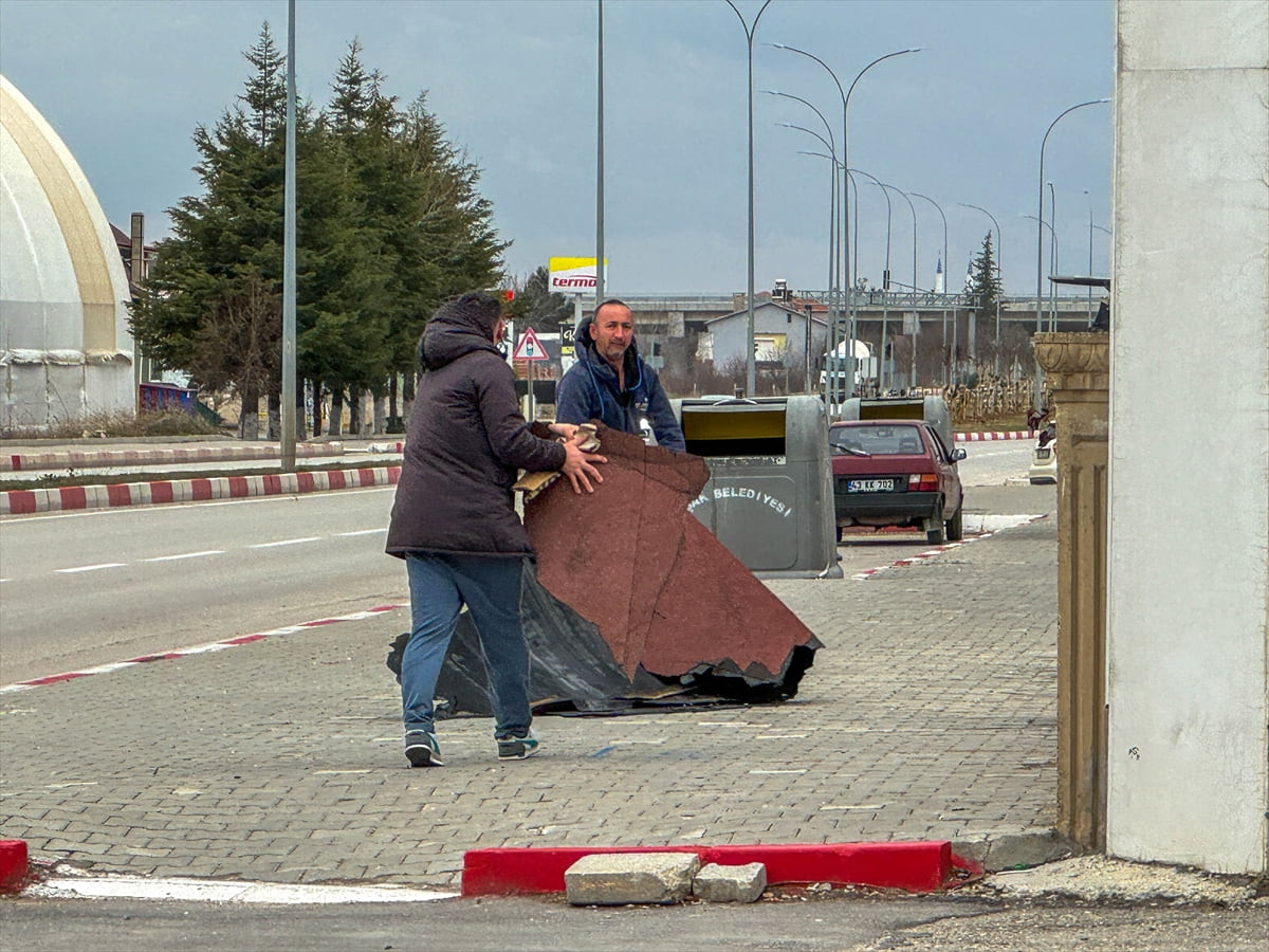 Uşak'ta etkili olan fırtına nedeniyle bazı evlerin çatıları uçtu, ağaçlar devrildi.