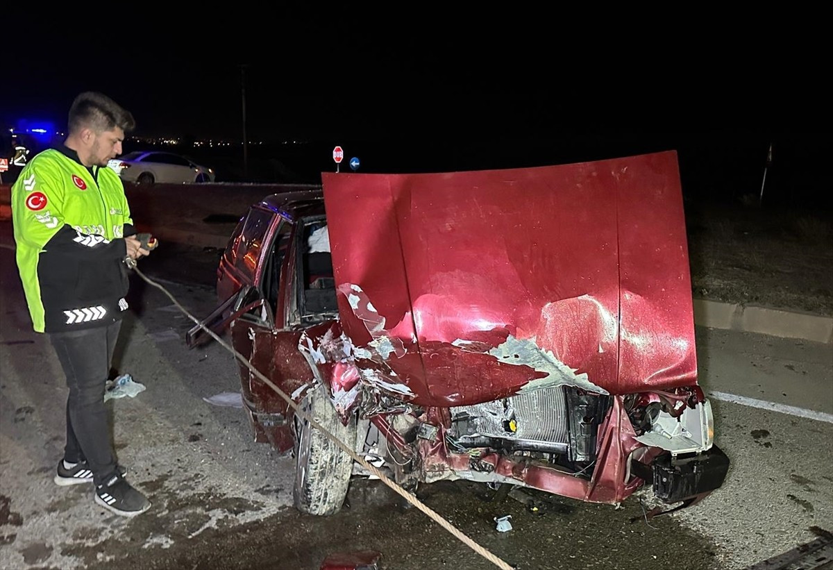 Uşak'ta hafif ticari araç ile otomobilin çarpıştığı kazada 6 kişi yaralandı.