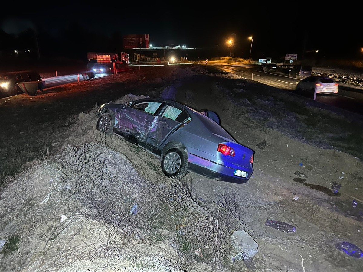 Uşak'ta iki otomobilin çarpışması sonucu 1'i bebek 10 kişi yaralandı.