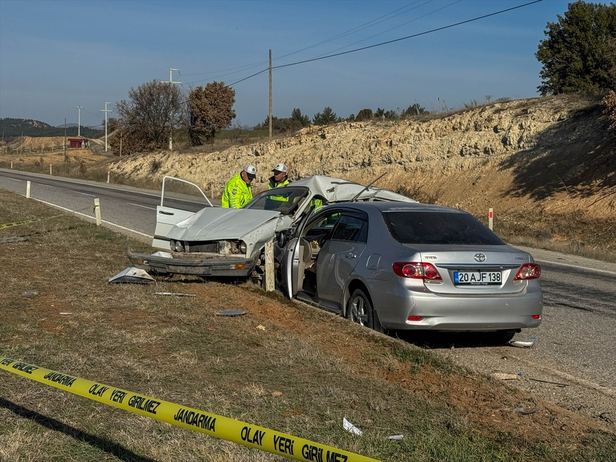 Uşak'ta iki otomobilin çarpışması sonucu 2 kişi hayatını kaybetti, 1 kişi yaralandı. İhbar üzerine...