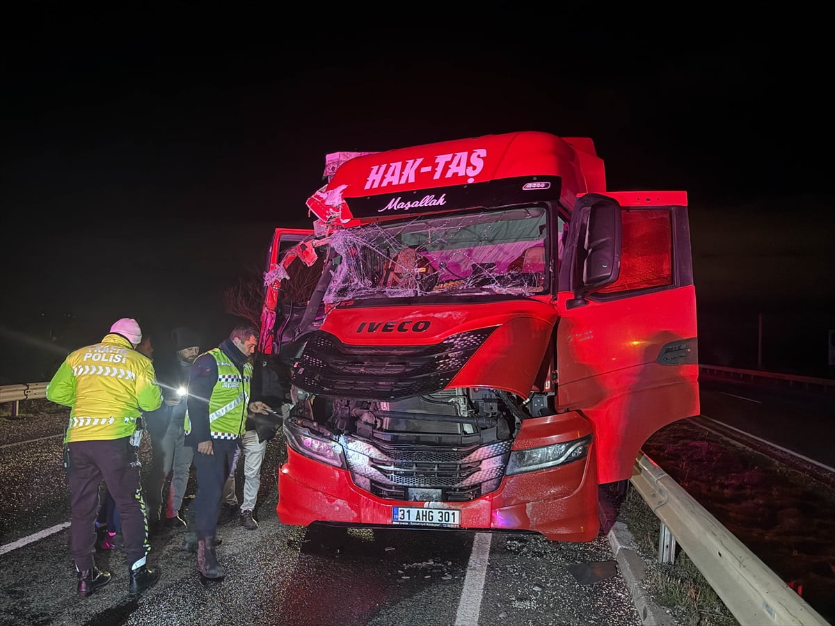 Uşak'ta iki tırın çarpışması sonucu 1 kişi yaralandı.