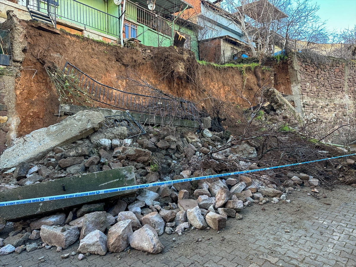 Uşak'ta istinat duvarının çökmesi ve toprak kayması nedeniyle 3 ev tahliye edildi. Çöken duvarın...