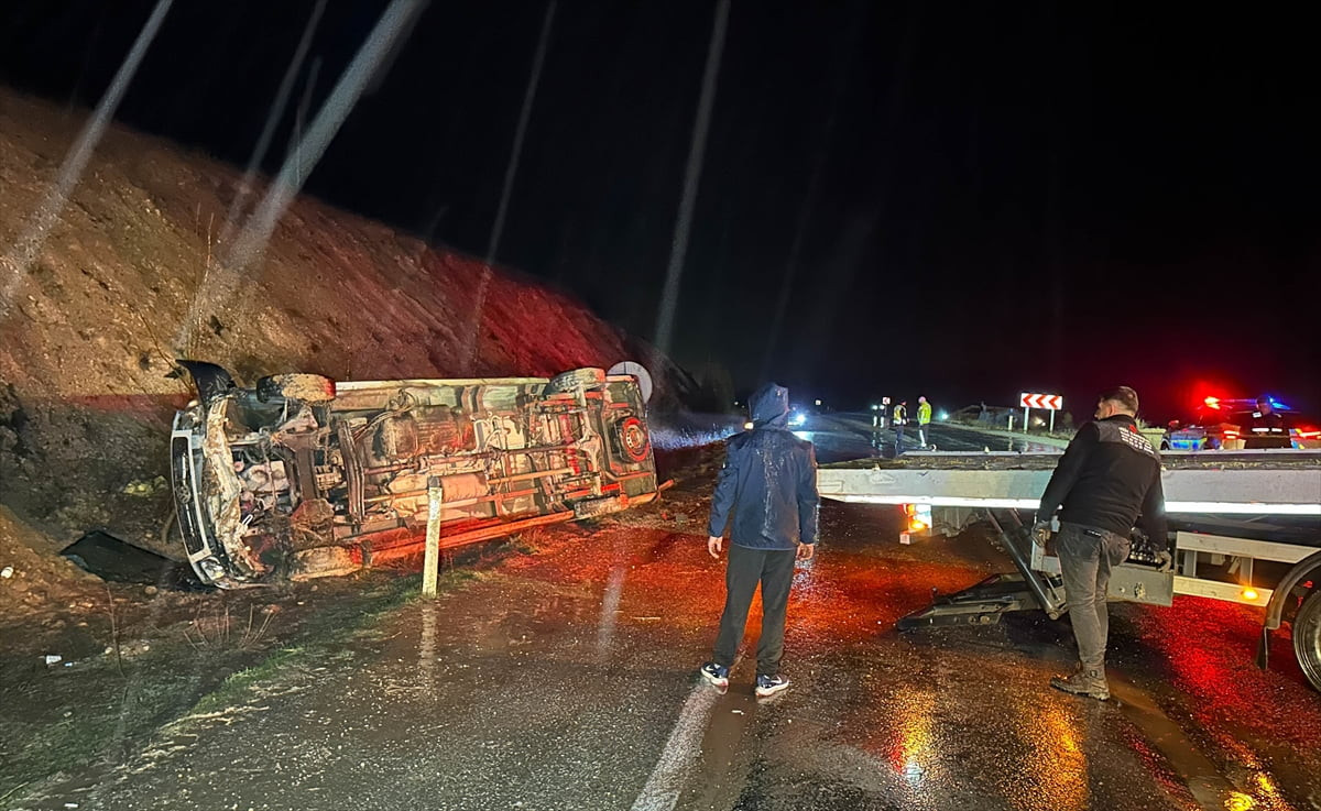 Uşak'ta karşı şeride geçip şarampole devrilen işçi servisindeki 17 kişi yaralandı.