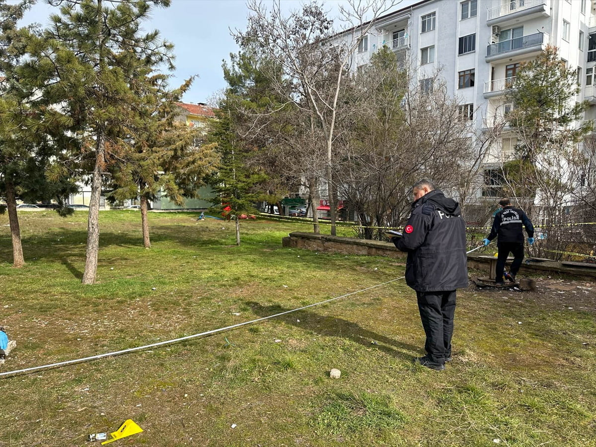 Uşak'ta Millet Bahçesi'nde duvarın kenarında bir kişi ölü bulundu. Olay yerine sağlık ve polis...