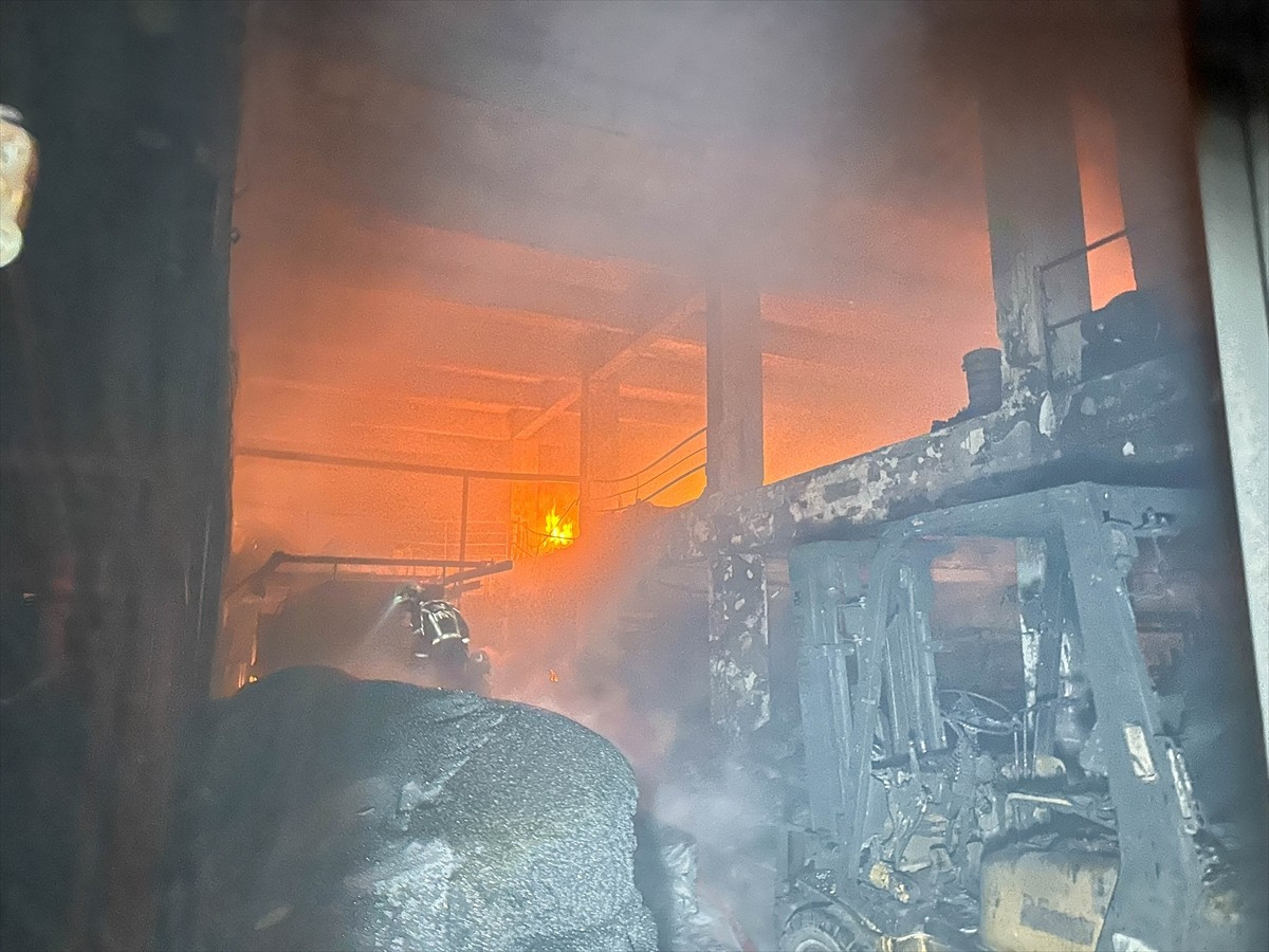 Uşak'ta plastik poşet üretimi yapan fabrikada çıkan yangın hasara neden oldu.