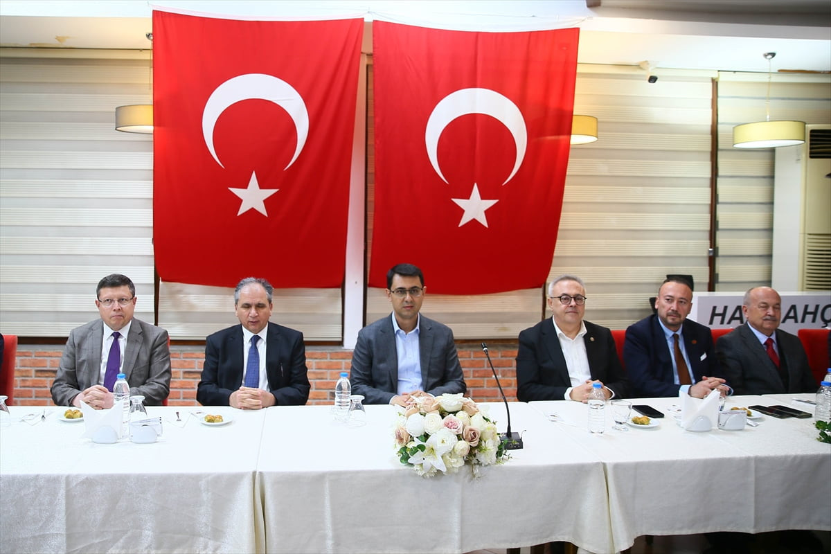 Uşak'ta Ramazan Bayramı dolayısıyla düzenlenen programda Vali Serdar Kartal (sol3), il...