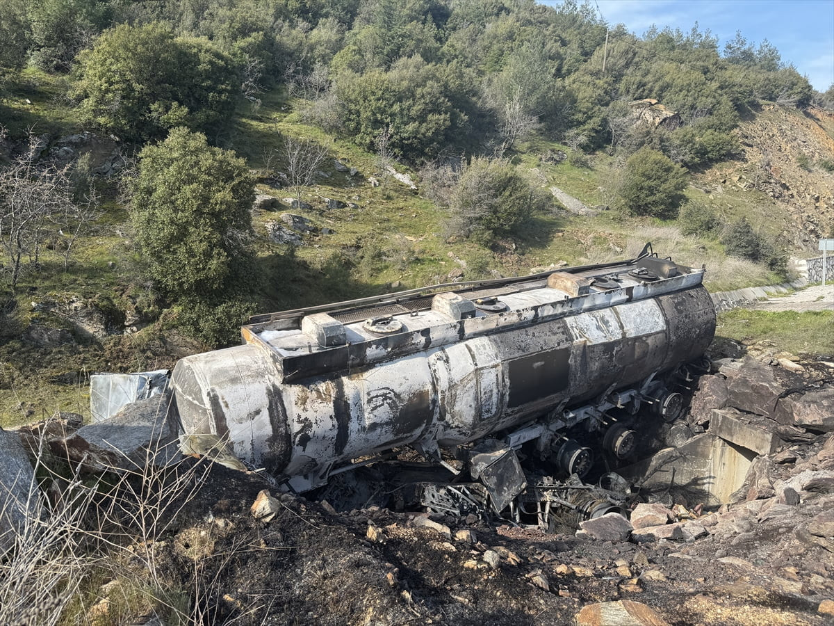 Uşak'ta, şarampole devrildikten sonra alev alan akaryakıt tankerinin sürücüsü hayatını kaybetti....
