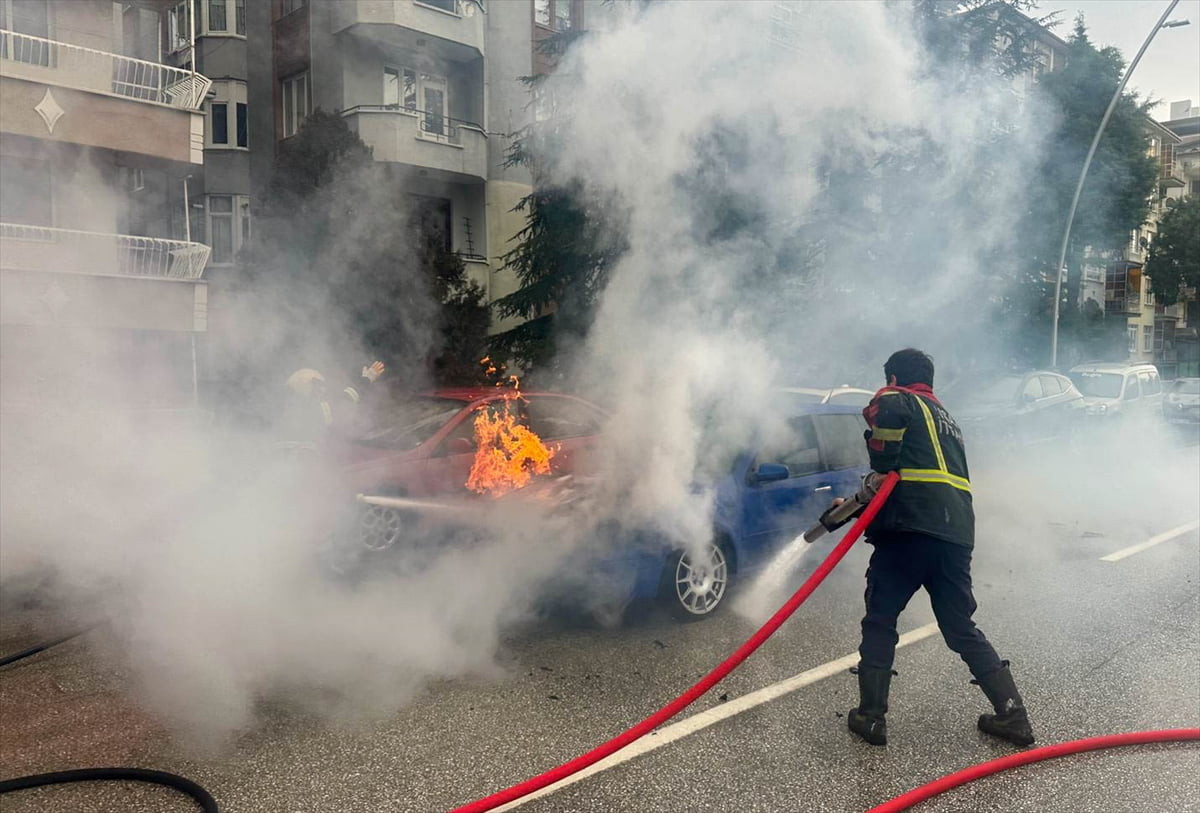 Uşak'ta, seyir halindeki otomobilde çıkan yangın itfaiye ekiplerince söndürüldü.