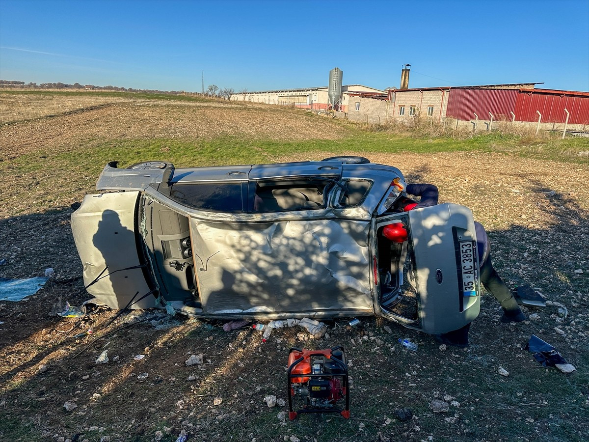 Uşak'ta tarlaya devrilen otomobilin sürücüsü ile eşi ve 3 çocuğu yaralandı.