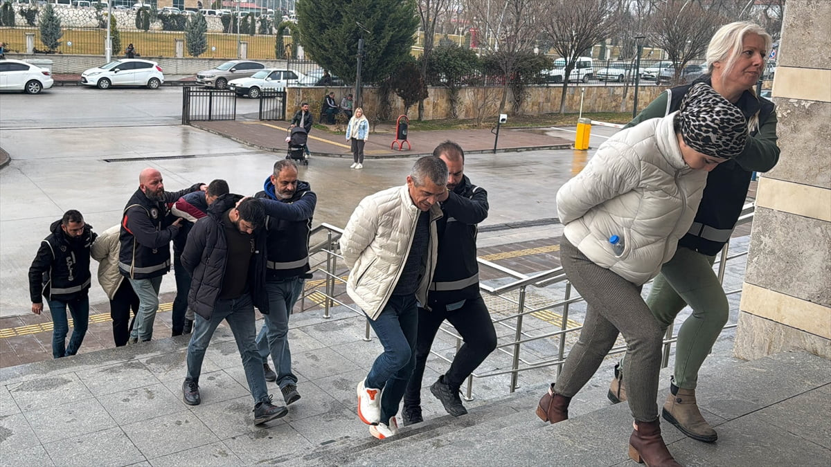 Uşak'ta tefecilik operasyonunda yakalanan 5 kişiden 3'ü tutuklandı.