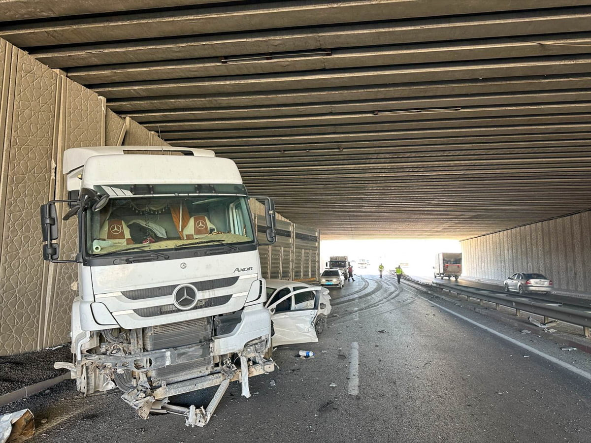 Uşak'ta tır ile çarpışan otomobilin sürücüsü yaralandı.