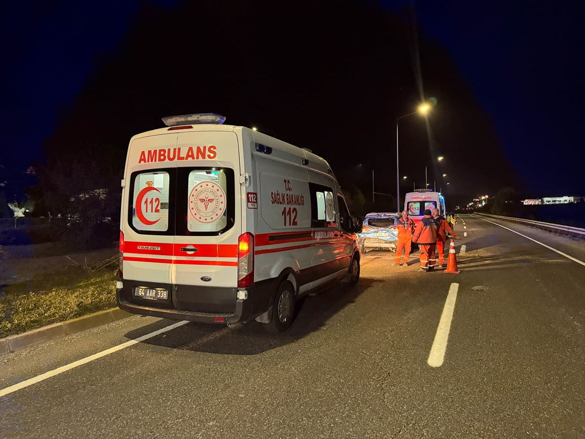 Uşak'ta tırın çarptığı otomobildeki aynı aileden 4 kişi yaralandı. Kaza yerine sağlık ekipleri...