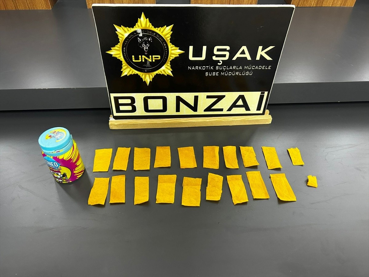 Uşak'ta uyuşturucu madde ticareti yaptıkları iddiasıyla gözaltına alınan 3 şüpheli tutuklandı....