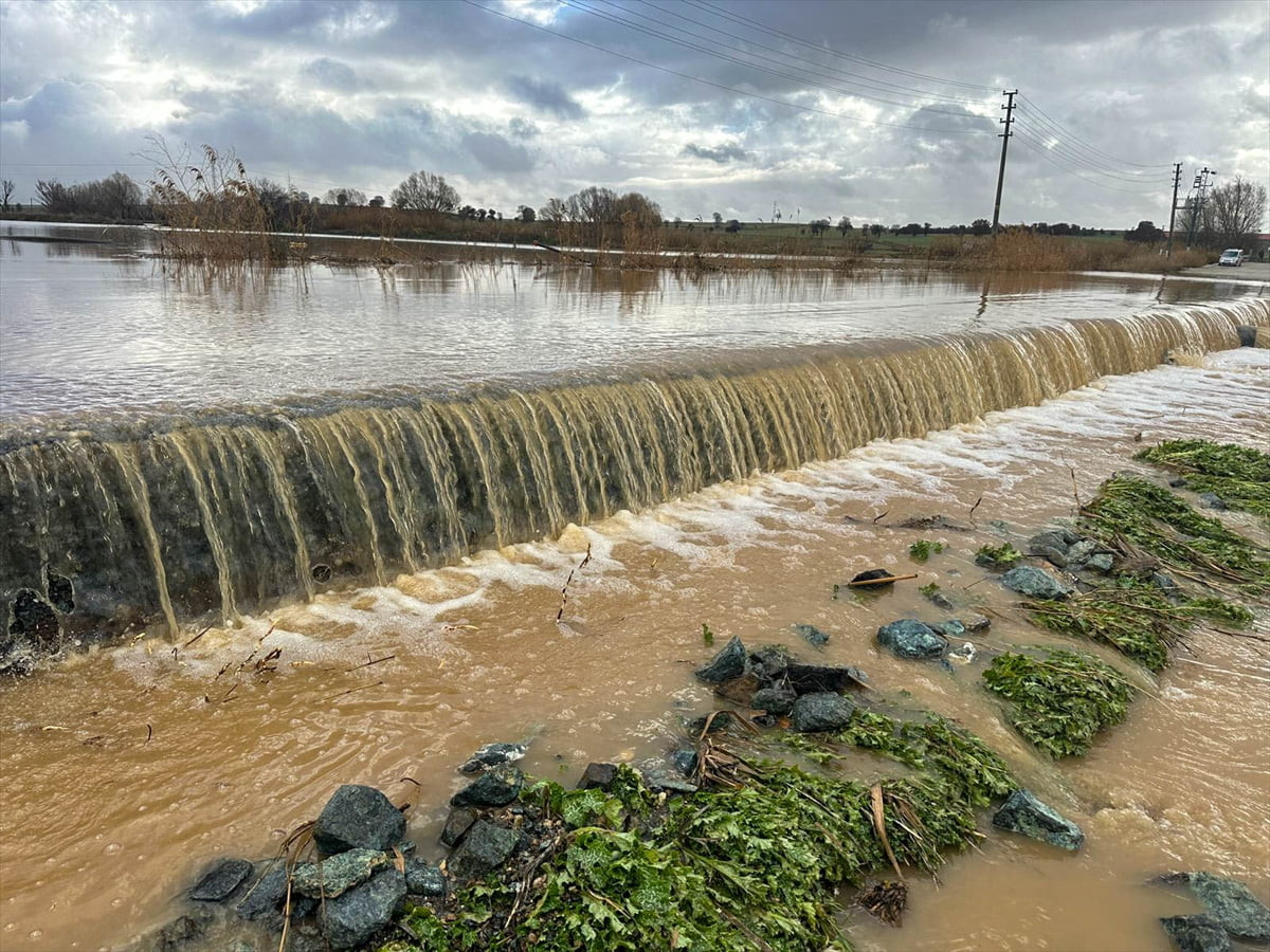 Uşak'ta yağışlarla debisi yükselen Değirmendere Deresi'nin taşması sonucu tarım arazilerini ve...