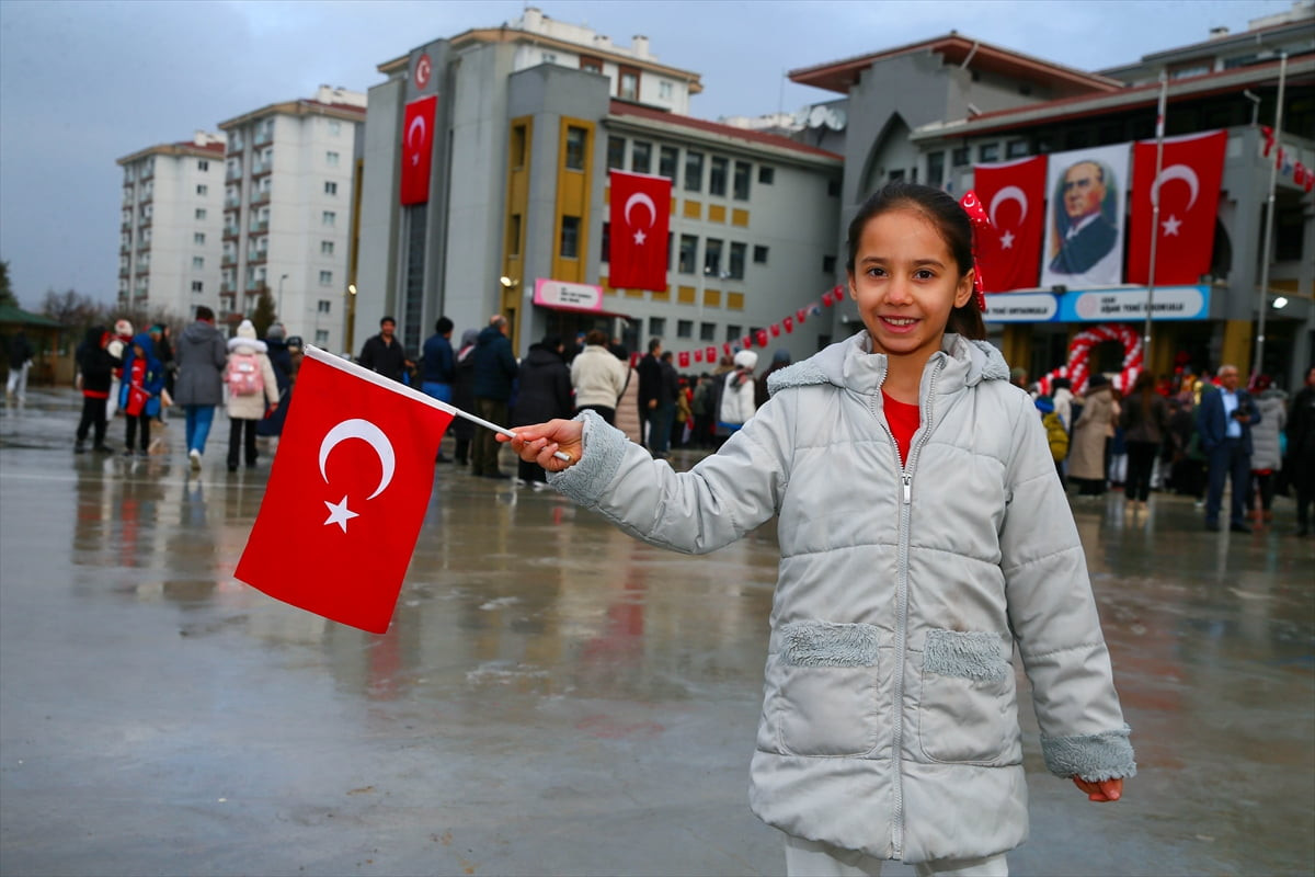 Uşak'ta yarıyıl tatilinin ardından 2025-2026 eğitim ve öğretim yılının ikinci dönemi "Bayrak...