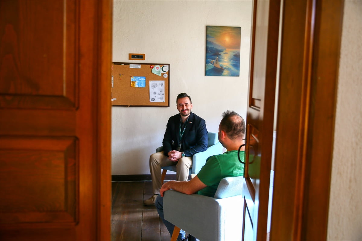 Uşak'ta yaşayan 38 yaşındaki S.A (sağda), eşinin yönlendirmesiyle gittiği Yeşilay Danışmanlık...